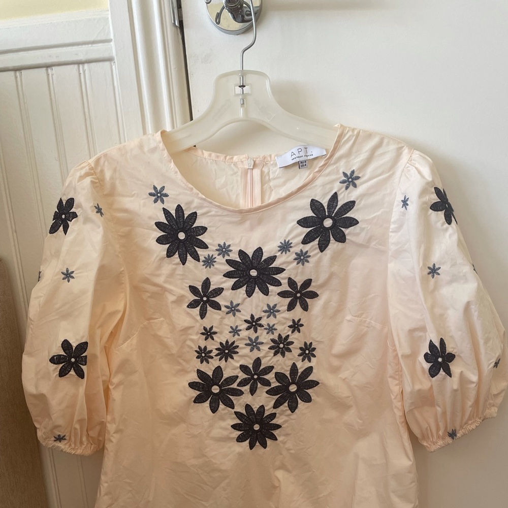 Cute and feminine shirt, Australian label. Puffy, fun sleeves.